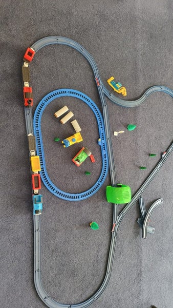 Rare Vintage TOMY Train Set – Battery Operated – 33 Track Pieces + Accessories Carousel 2