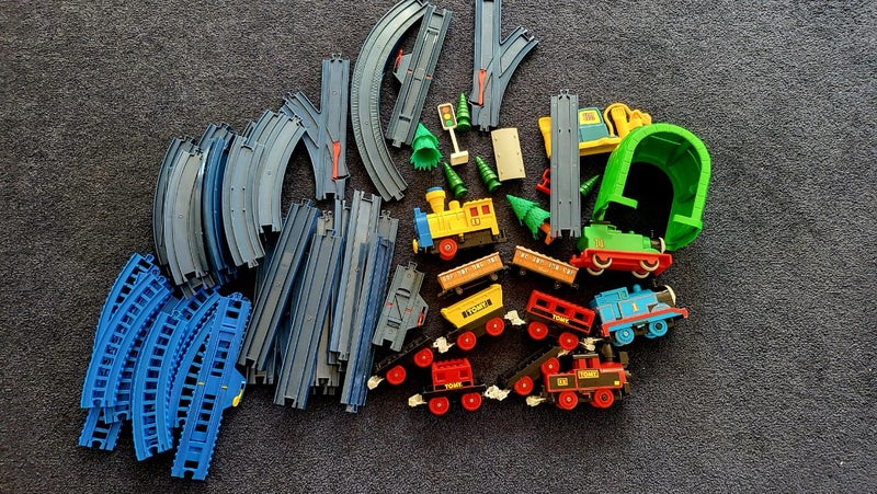 Rare Vintage TOMY Train Set – Battery Operated – 33 Track Pieces + Accessories Carousel 1