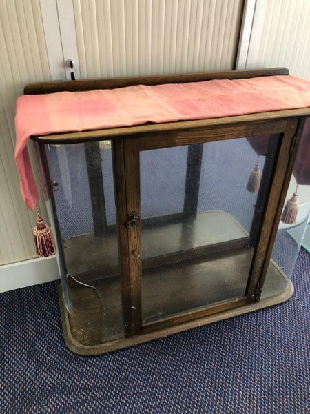 MAHOGANY WOOD AND GLASS CABINET (damaged) Carousel 2