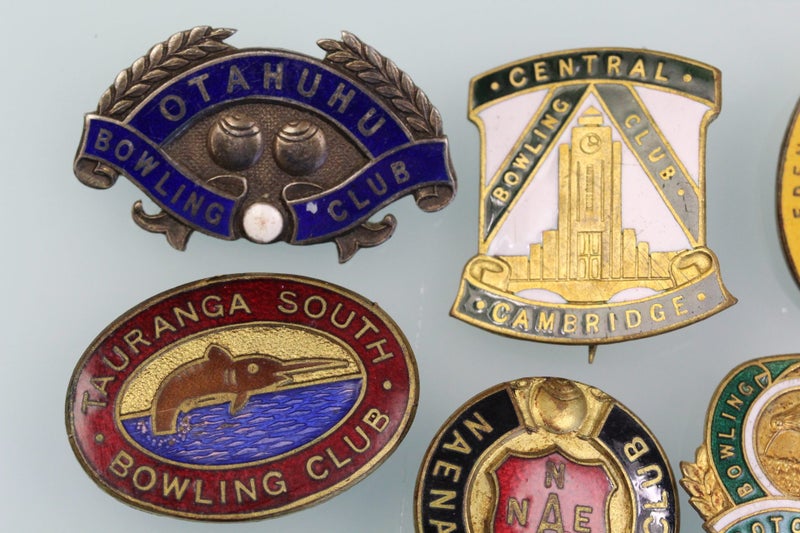 COLLECTION OF 16 NZ VINTAGE BOWLING BADGES Carousel 2