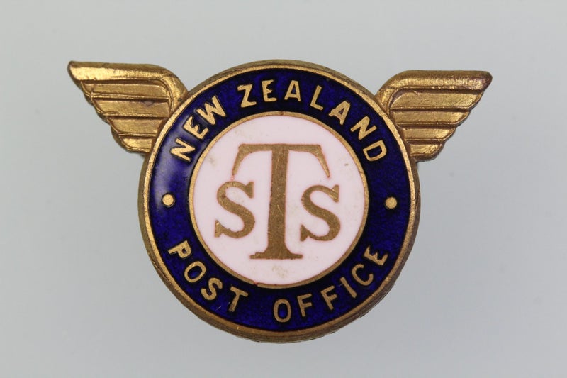 VINTAGE NZ POST OFFICE SIGNAL TRAINING SCHOOL BADGE Carousel 1