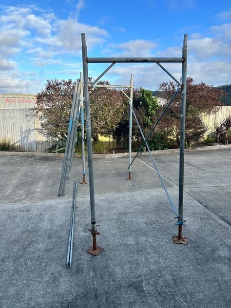 Scaffold metal frames x2 Carousel 4