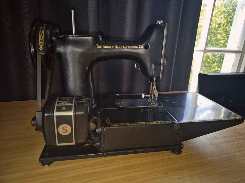 Vintage Singer Featherweight 222k - Working condition + Accessories Carousel 1