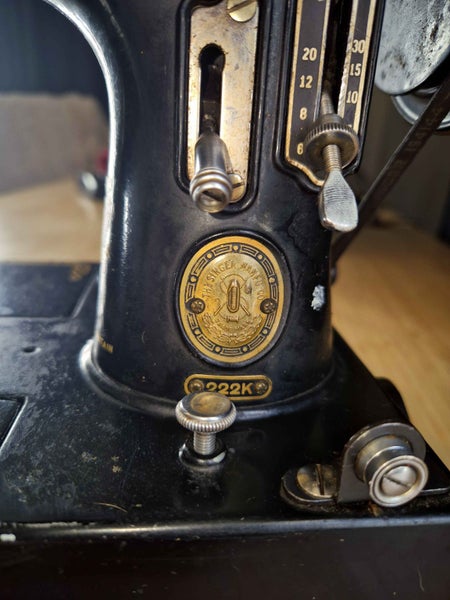 Vintage Singer Featherweight 222k - Working condition + Accessories Carousel 2
