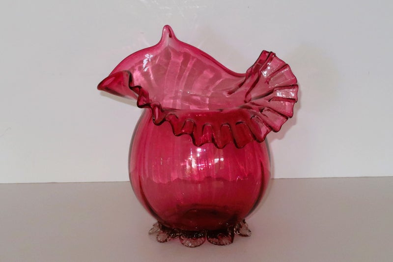 ***VINTAGE HANDBLOWN FRILLED EDGE CRANBERRY GLASS VASE ITALY*** Carousel 1