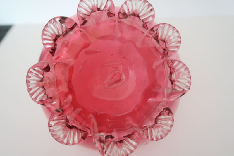 ***VINTAGE HANDBLOWN FRILLED EDGE CRANBERRY GLASS VASE ITALY*** Carousel 3