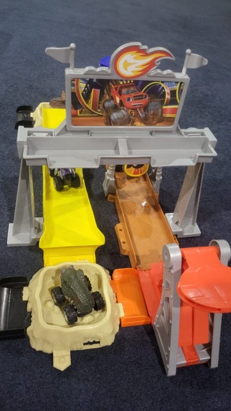 Fisher-Price Blaze and the Monster Machines – Mud Pit Racetrack Playset Carousel 2