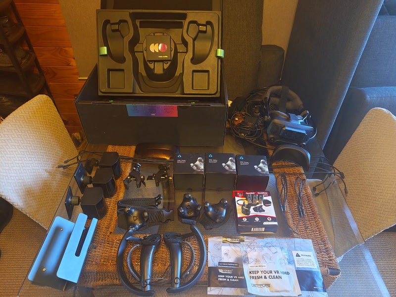 Valve Index + 3x Base Stations + 3x Trackers. Full kit Carousel 1