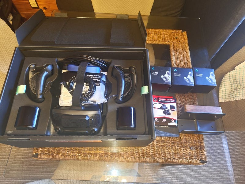 Valve Index + 3x Base Stations + 3x Trackers. Full kit Carousel 2