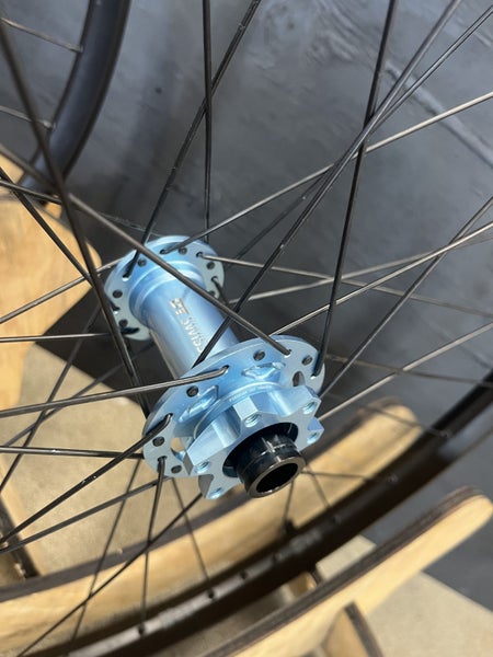 DT SWISS CUSTOM WHEELSET 350 / F572 LTD TURQUOISE Carousel 2