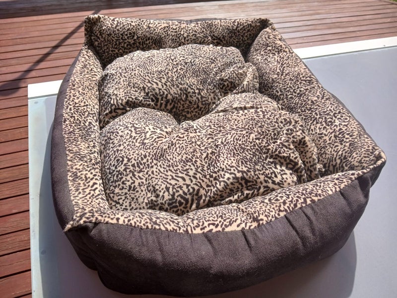 Cat or small dog bed Carousel 1