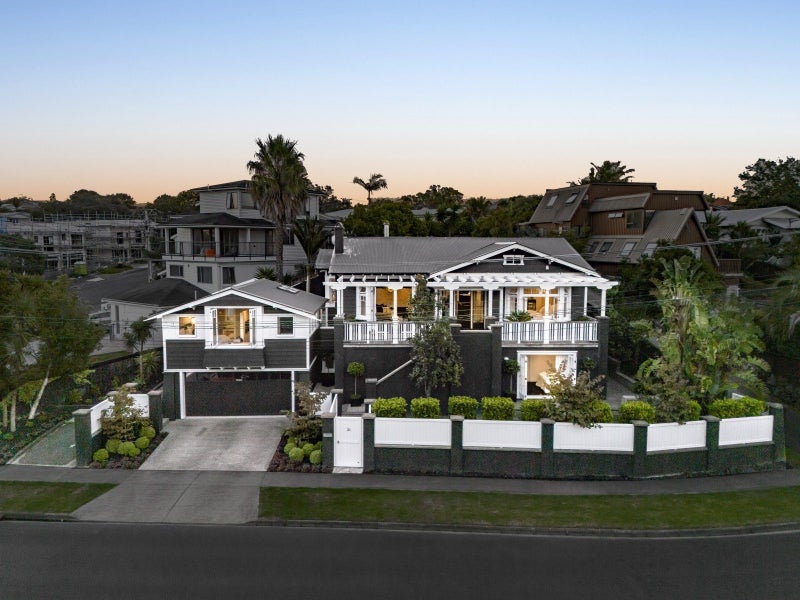 Luxury residence with independent guest house