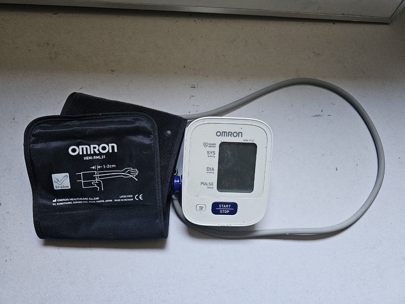 Omron Digital Blood Pressure Monitor – Upper Arm (HEM-7121) Carousel 1