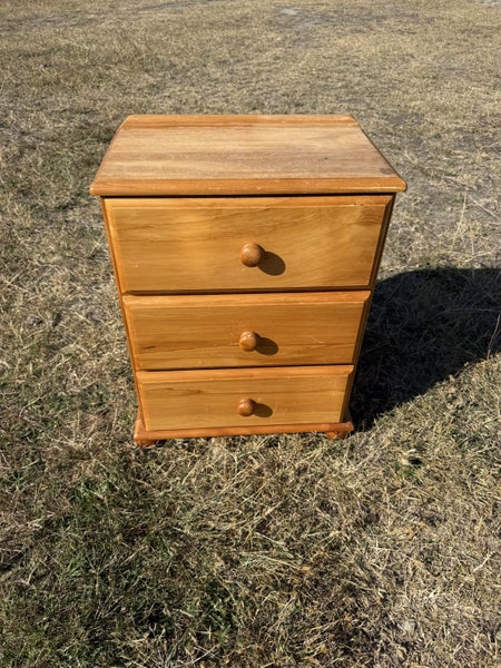 Rimu 3 Draw Bedside Cabinet x 1 Carousel 2