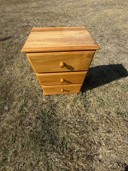 Rimu 3 Draw Bedside Cabinet x 1 Carousel 6