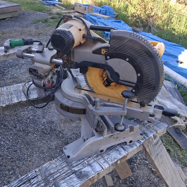 Dewalt 12 inch Mitre Saw Carousel 2