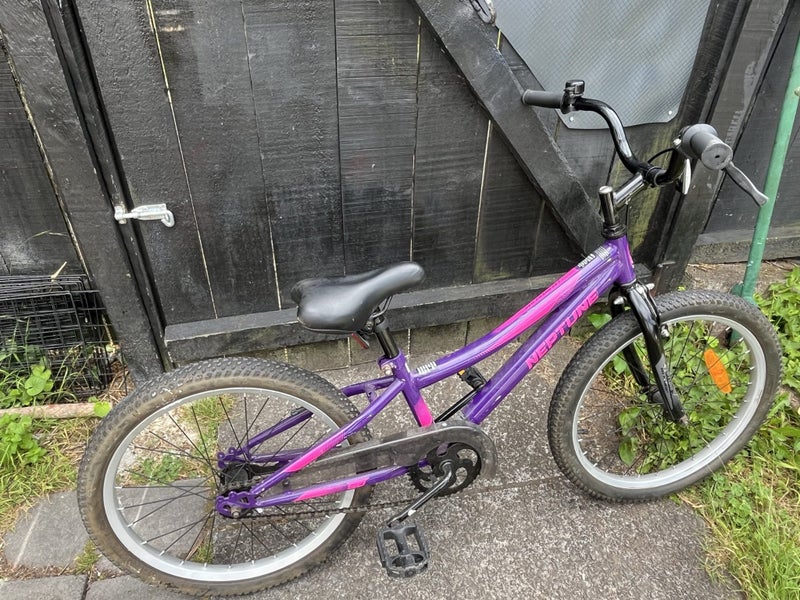 20 inch size girls bike near new! Carousel 7