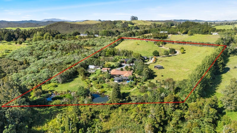 Private 2.6ha lifestyle oasis with guest house
