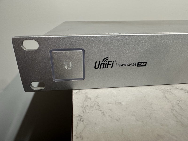 UniFi 24Port Switch PoE US-24-250 Carousel 1