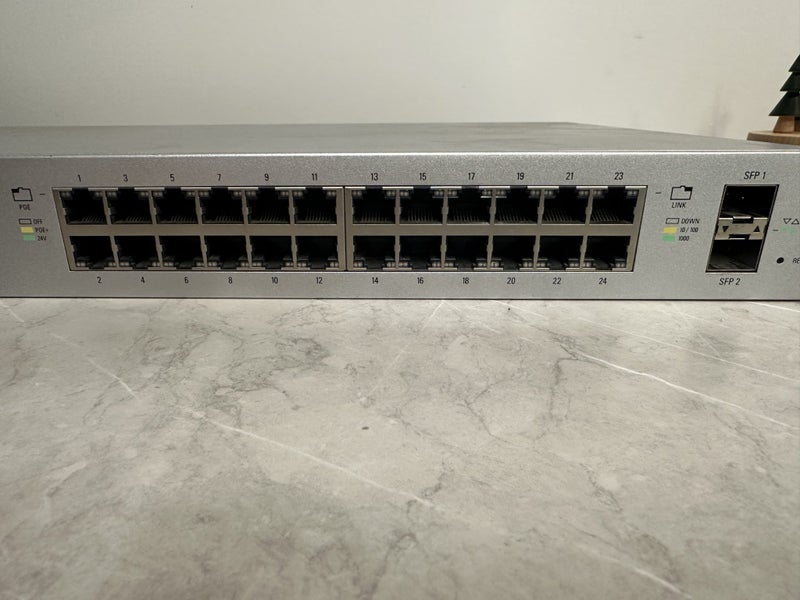 UniFi 24Port Switch PoE US-24-250 Carousel 3
