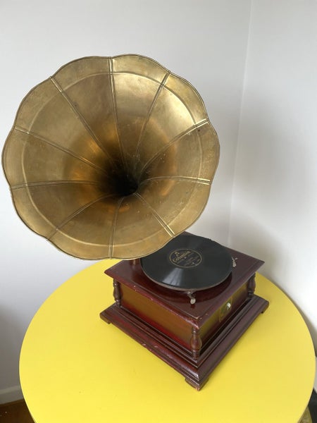 Vintage gramophone - oh la la! Carousel 1