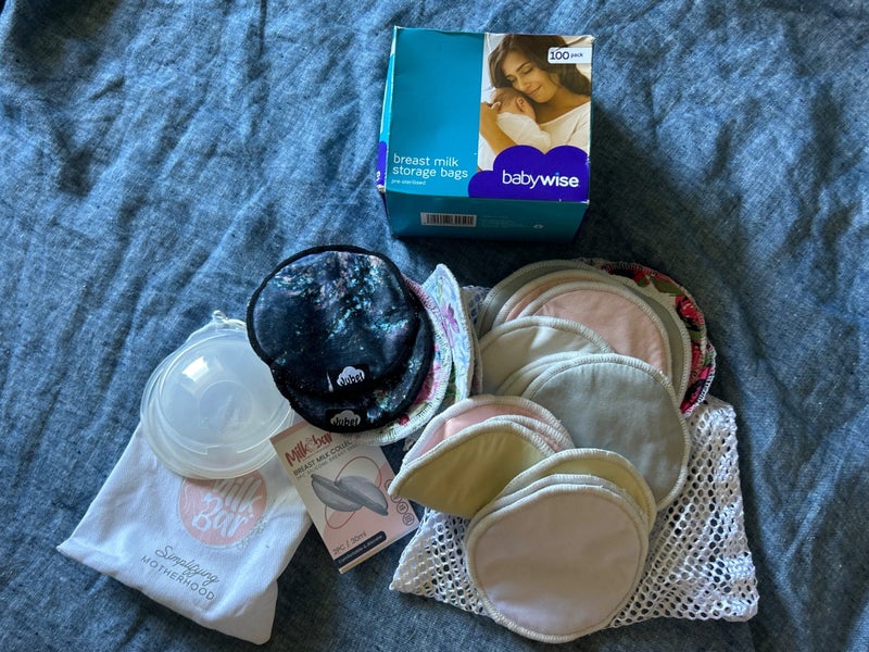 **BREASTFEEDING PACK - BAGS, BREAST PADS, MILK COLLECTORS, BOTTLES** Carousel 1