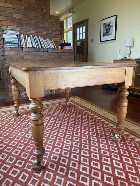 Kauri Table Carousel 2