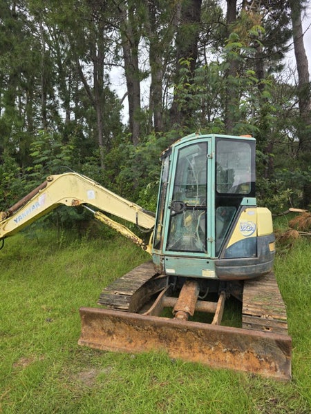 Excavator yanmar voi75-a.