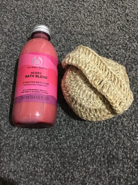 Body shop berry bath blend plus loofah brand new Carousel 1