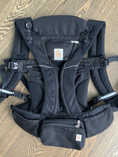 Ergobaby Omni Breeze Baby Carrier - Onyx Black Carousel 1