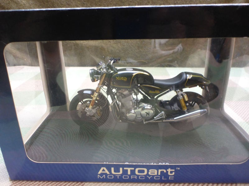 Boxed 1/12 Scale Auto Art Diecast Model Motorcycle Norton Commando 952 Die Cast Carousel 2