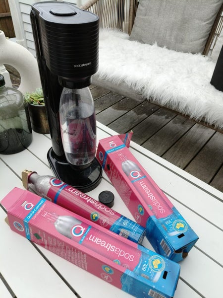 Sodastream Gaia with bottle & two reusable cylinders Carousel 1