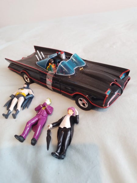 1/24 batmobile with figurines. Carousel 1