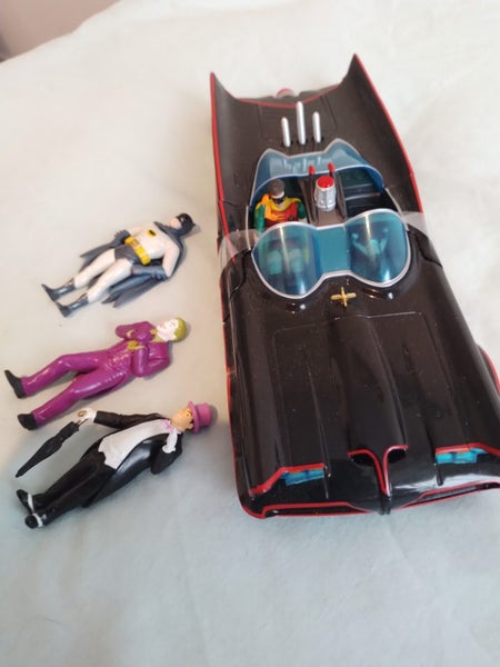 1/24 batmobile with figurines. Carousel 2