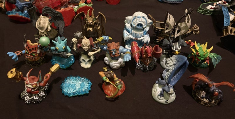 Skylanders huge lot (some damaged or marked) Carousel 1