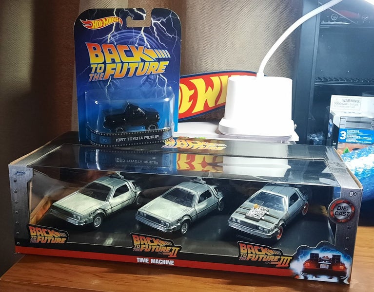 Back to the Future Bundle. x3 Delorians & x1 Toyota Truck. Jada 1:32. Carousel 1