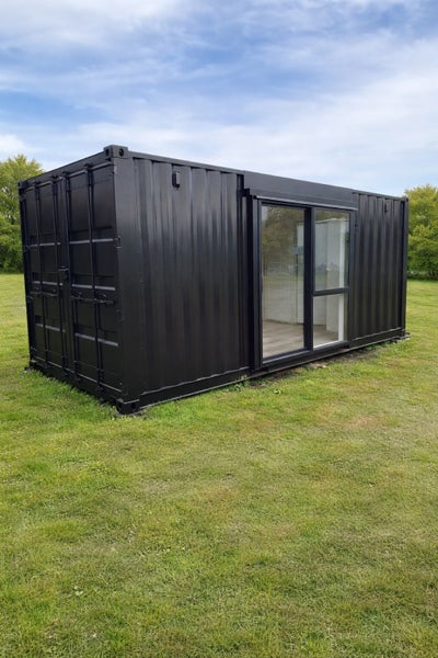 Portable sleepout with bathroom and wardrobe Carousel 1