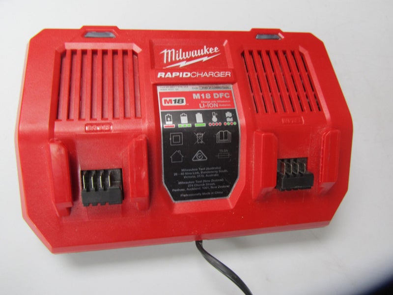 Milwaukee Rapid Charger Double Carousel 1