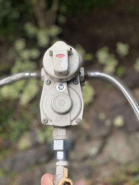 Twin Bottle LPG Gas Regulator + Selector Valve + 2 Braided Hoses - ITO Koki Carousel 1