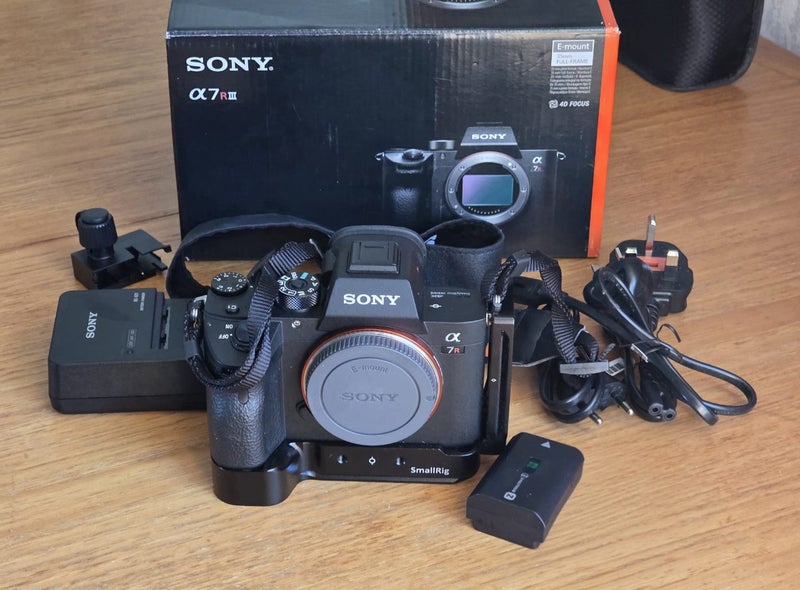 Near New Sony A7R III ( A7riii ) Carousel 1