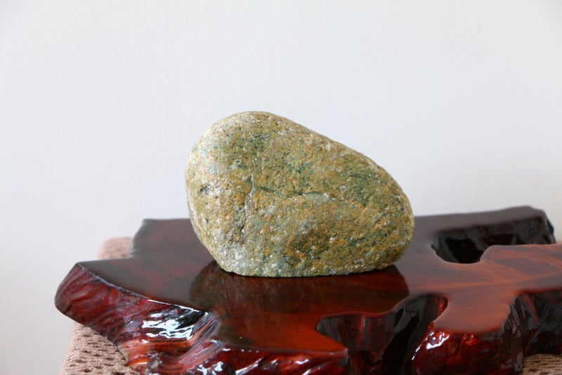 New Zealand greenstone viewing touchstone pounamu carving stone unique gift Carousel 1