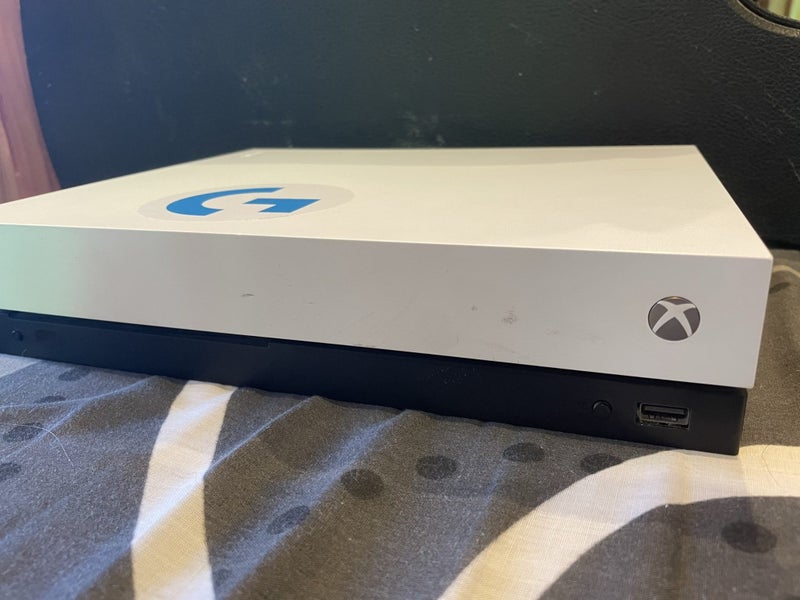 Xbox one X (1TB) + add ons Carousel 1