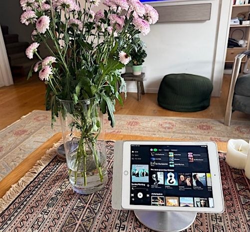 BASALT Eve Plus Air 9.1 iPad elegant aluminium coffee table holder Carousel 1