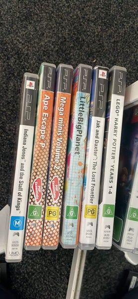 PSP 3000 silver Carousel 2