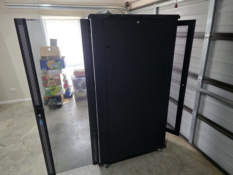 Dynamix 42RU Full Depth Server Rack Carousel 3