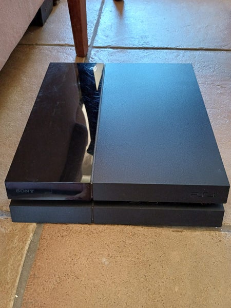 SONY Playstation 4 Console and 1 game Carousel 1