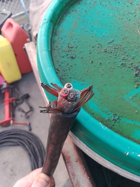 4 core + earth. 4mm Carousel 1