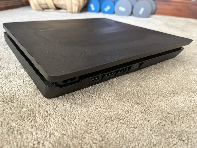 Ps4 slim 1TB + 2 controllers + 5 games Carousel 2