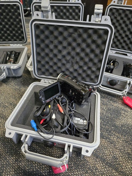 Canon LEGRIA HF20 HD Camcorder + Charger, Cables & Flight Case Carousel 2