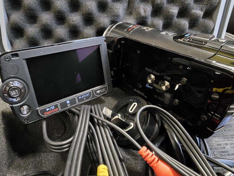 Canon LEGRIA HF20 HD Camcorder + Charger, Cables & Flight Case Carousel 4